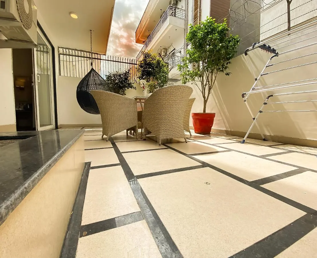 Sky Suites Γκουργκάον