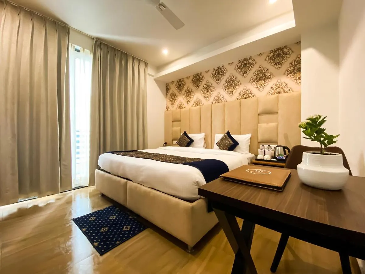 Sky Suites Γκουργκάον