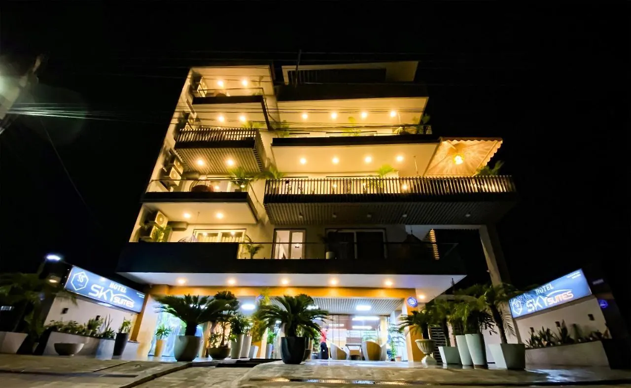 Sky Suites Γκουργκάον 3*,