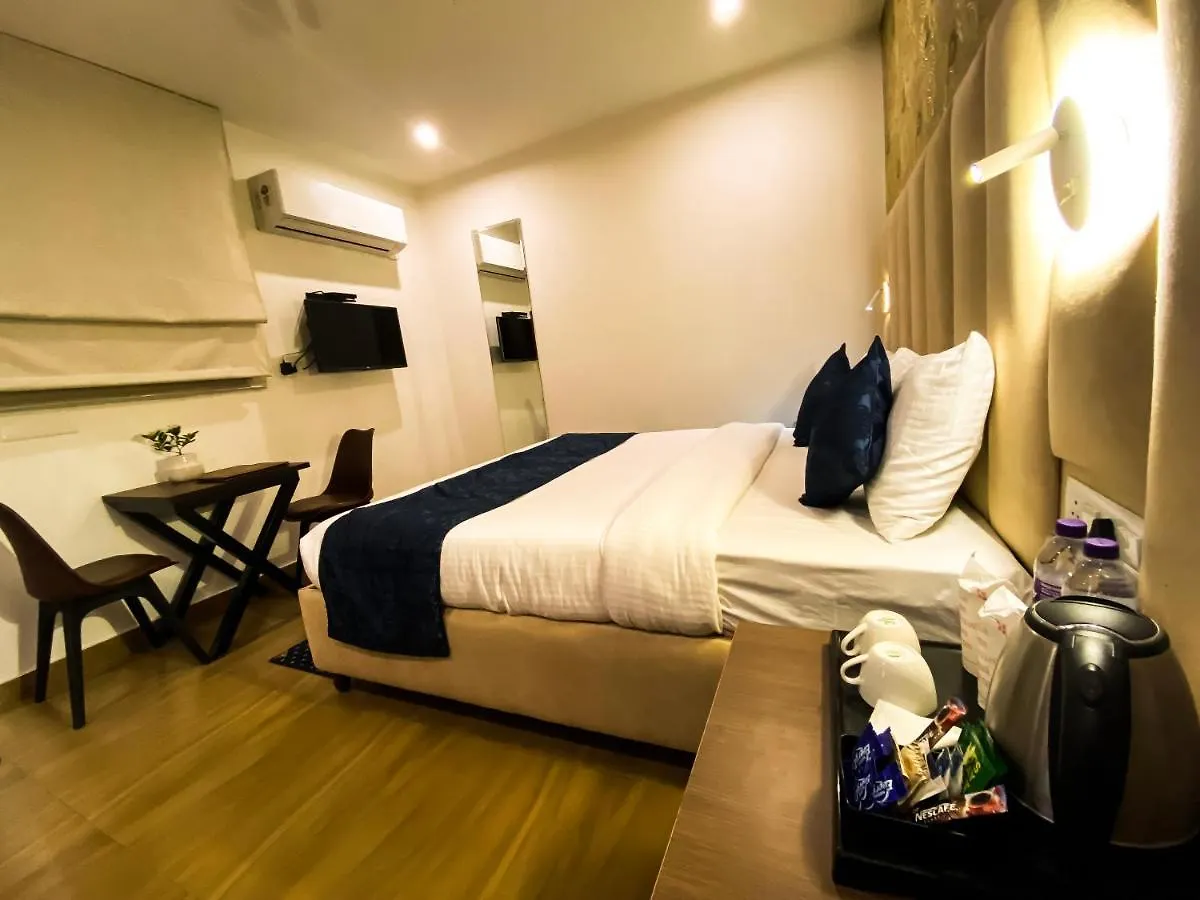 Sky Suites Γκουργκάον 3*,