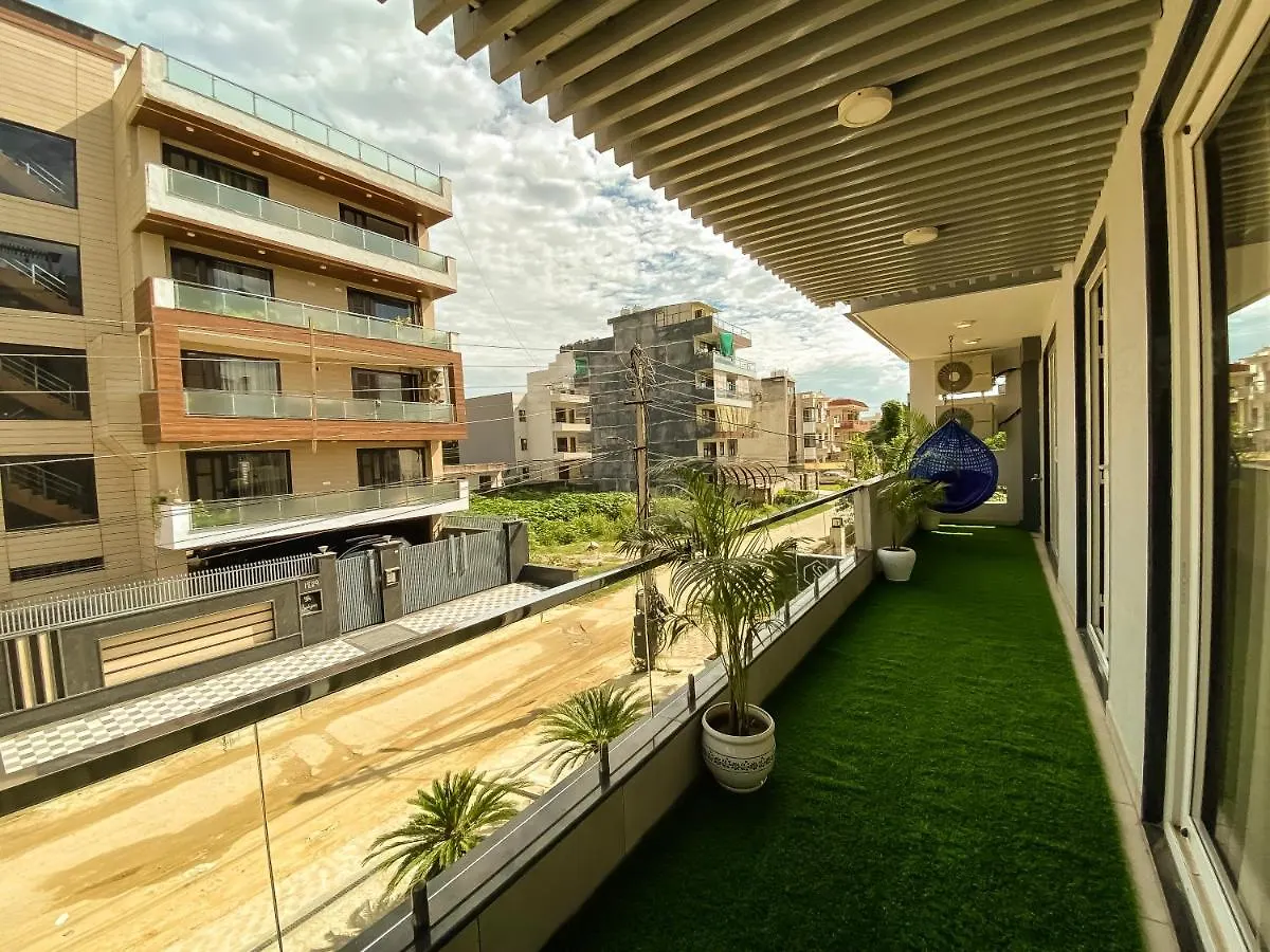 Sky Suites Γκουργκάον 3*,